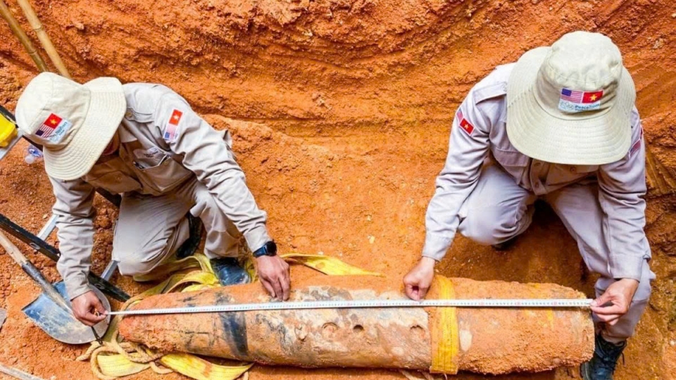 Large unexploded wartime bomb handled at Quang Tri airport